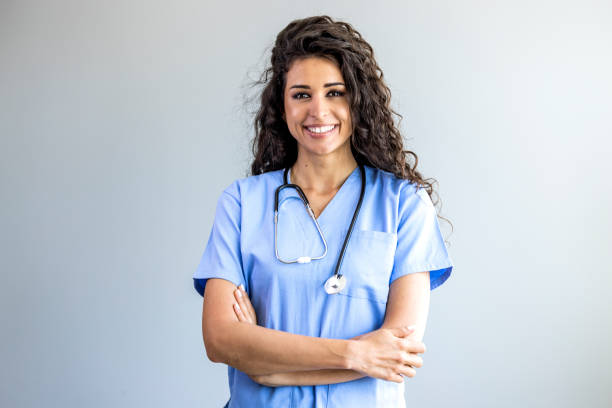 porträt einer jungen krankenschwester - arzt. - female nurse nurse scrubs female doctor stock-fotos und bilder