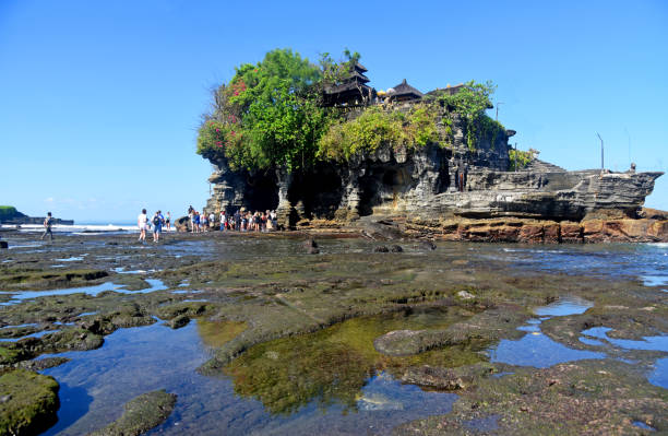 "tempio di tanah lot" nell'isola di bali dell'indonesia durante il giorno - travel destinations bali tanah lot temple foto e immagini stock