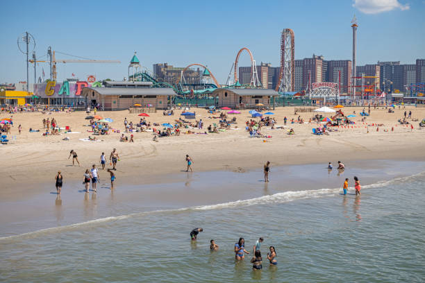 widok na plażę, park rozrywki i dzielnicę mieszkalną - new york city new york state brooklyn clear sky zdjęcia i obrazy z banku zdjęć