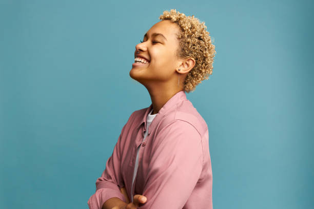 笑いながら見上げる若い女性のクローズアップ肖像画 - african descent women american culture human hair ストックフォトと画像