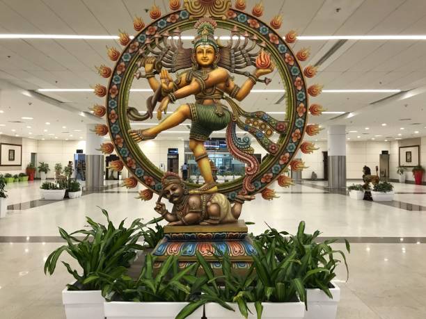 チェンナイ空港の旅客ターミナルの魅力的でエレガントなインテリア。 - shiva posture ストックフォトと画像