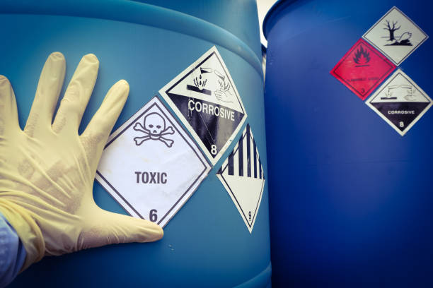 предупреждающий знак о химической опасности на химическом контейнере - rusty storage tank nobody photography стоковые фото и изображения