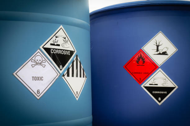 símbolo de advertencia de peligro químico en el contenedor de productos químicos - rusty storage tank nobody photography fotografías e imágenes de stock