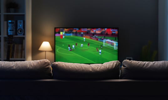 Partido de fútbol en TV de pantalla ancha photo