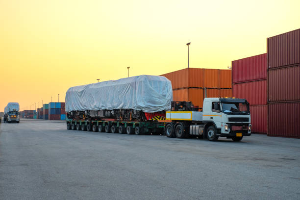 Heavy duty truck oversize load, Loading electric diesel locomotives At the port, waiting for customers Heavy duty truck oversize load, Loading electric diesel locomotives At the port, waiting for customers car carrier semi stock pictures, royalty-free photos & images