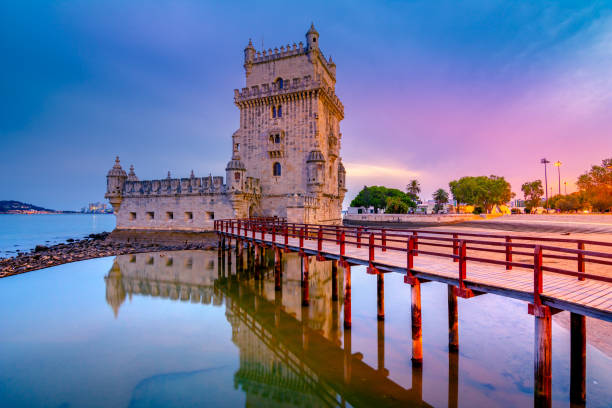 wieża belem nad rzeką tag, lizbona, portugalia. - fort fortified wall castle stone zdjęcia i obrazy z banku zdjęć
