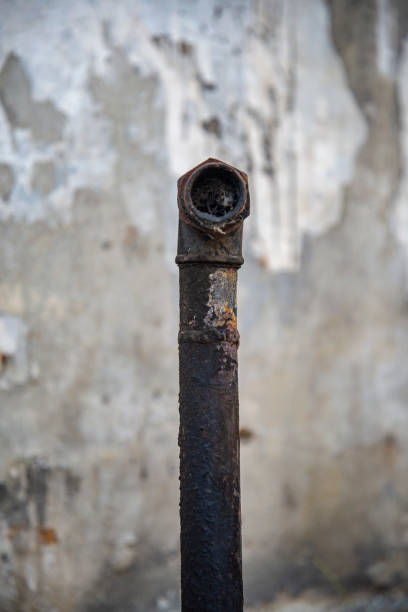 tubo dell'acqua di ferro arrugginito in un'industria abbandonata - water pipe rusty dirty equipment foto e immagini stock