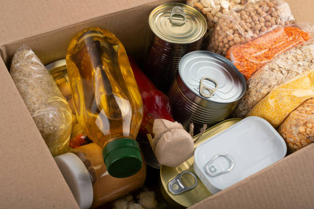 survival set of nonperishable foods in carton box - non perishable imagens e fotografias de stock