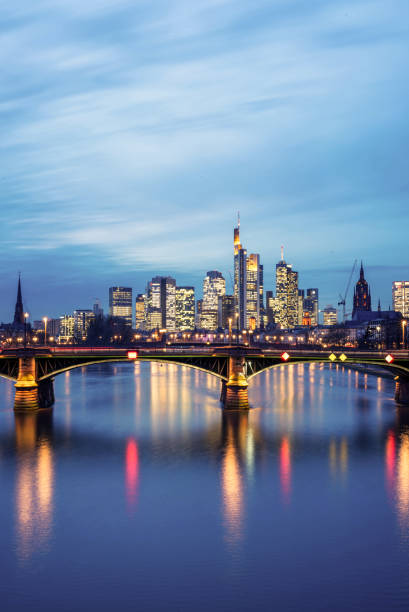 川に架かるフランクフルトのスカイライン - 長時間の露出 - frankfurt germany night skyline ストックフォトと画像