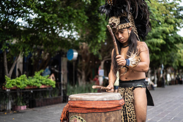 artiste aztèque jouant du tambour à l’extérieur - native american audio photos et images de collection