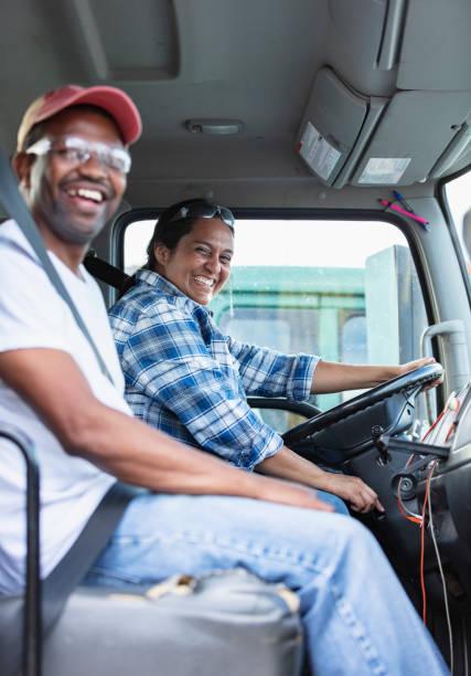 donna ispanica e uomo afro-americano seduto in camion - laughing women shirt vertical foto e immagini stock