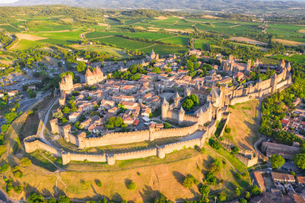 średniowieczne miasto zamkowe carcassone o zachodzie słońca, francja - building exterior travel locations built structure castle zdjęcia i obrazy z banku zdjęć