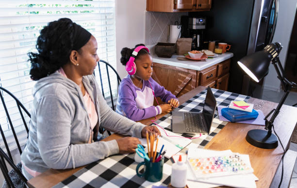 babcia pomaga wnuczce, e-learning w domu - grandparent using computer laptop dining table zdjęcia i obrazy z banku zdjęć