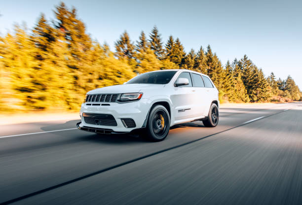 Jeep Grand Cherokee Renton, WA, USA
4/19/2022
White Jeep Grand Cherokee driving on the street with fir trees in the background sports utility vehicle stock pictures, royalty-free photos & images