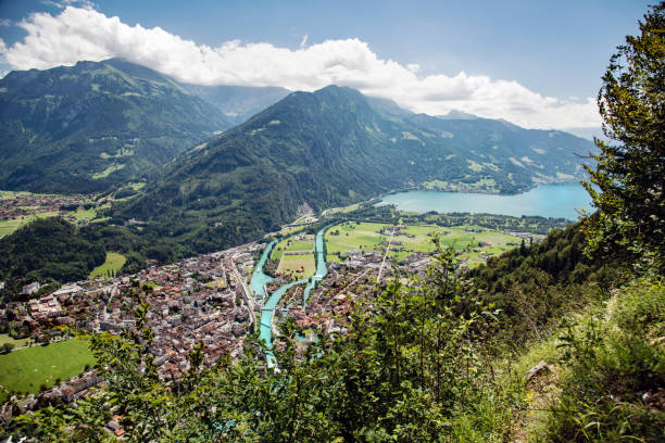 blick auf die stadt interlaken und den thunersee, harder kulm im berner oberland, schweiz - bernese oberland thun oberland panoramic stock-fotos und bilder