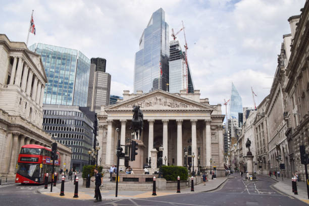 the royal exchange and bank of england, city of london, uk - london england bank of england bank skyline imagens e fotografias de stock