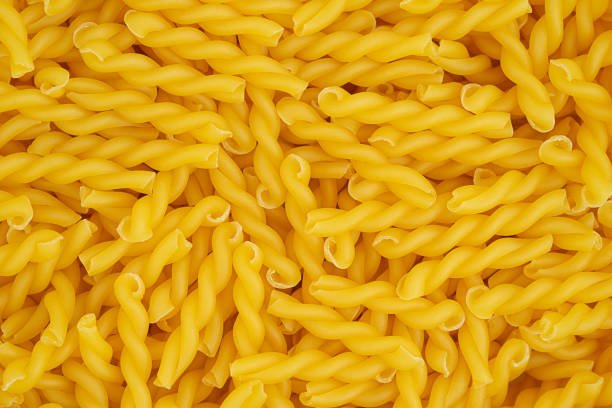 pasta italiana a sfondo gemelli. vista dall'alto. foto di alta qualità - italian cuisine dry pasta directly above foto e immagini stock
