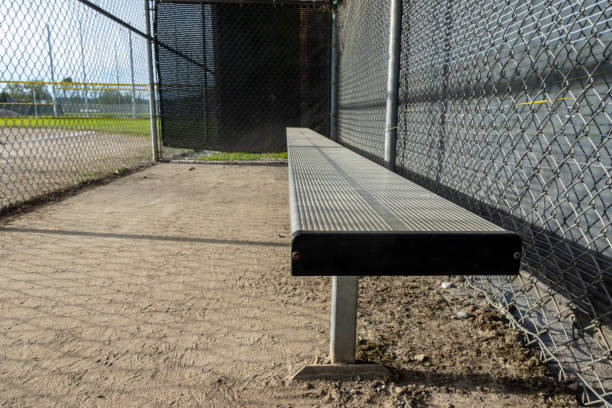 野球場のダグアウトの斜めの景色、周りに人がいない - dugout baseball bench bat ストックフォトと画像