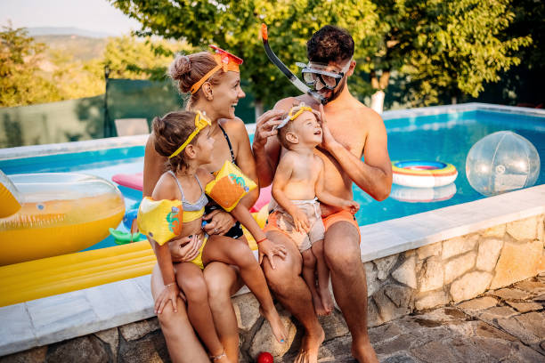 istock Family at the pool 1412953061