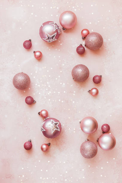 fundo do enfeite de natal. fundo de natal e ano novo com bolas decorativas para árvore de natal - pink christmas christmas ornament sphere - fotografias e filmes do acervo