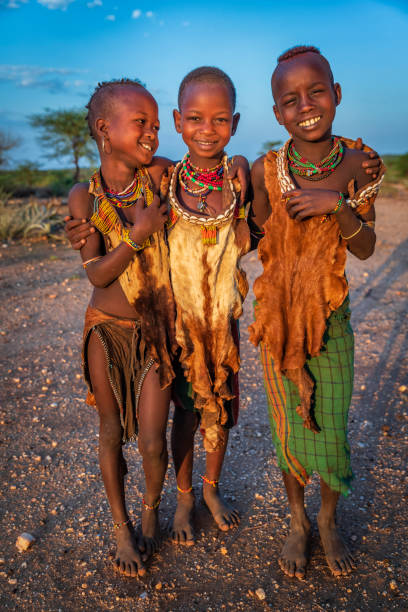 portrait de trois jeunes filles de la tribu hamer, éthiopie, afrique - culture tribale africaine photos et images de collection