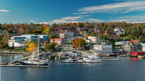 秋のメイン州ベルファストのウォーターフロントのドローンショット - nautical vessel moored yacht harbor ストックフォトと画像