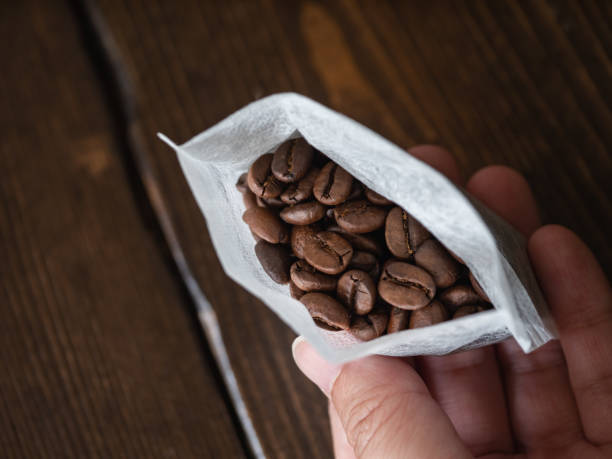 granos de café en una bolsa. bolsa de aroma. - dehumidify fotografías e imágenes de stock