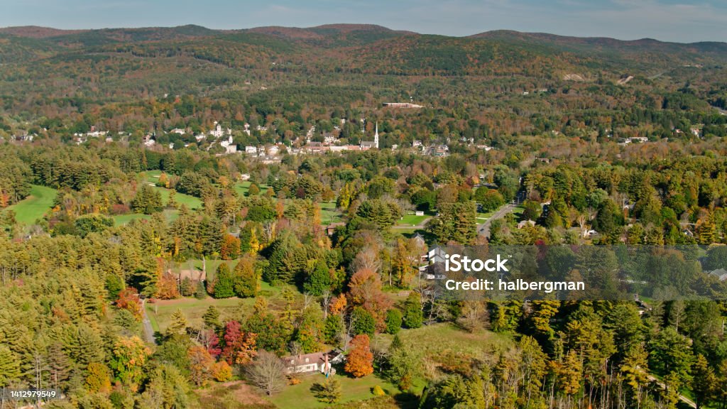Prise de vue aérienne de Lee, Massachusetts à l’automne - Photo de Comté de Berkshire libre de droits Prise de vue aérienne de Lee, Massachusetts à l’automne - Photo de Comté de Berkshire libre de droits