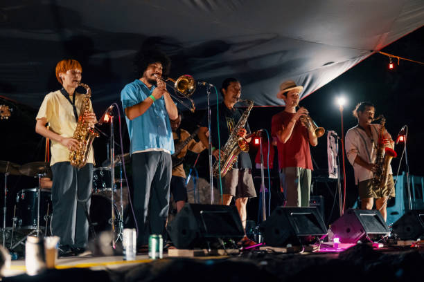 gruppo jazz che suona un concerto dal vivo in un festival di musica all'aperto - band name immagine foto e immagini stock