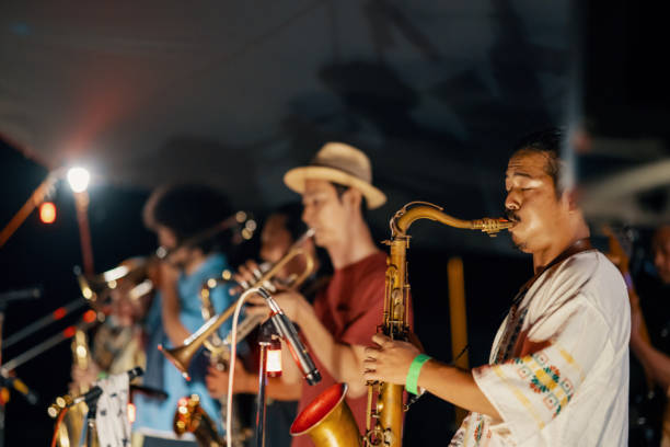 야외 음악 축제에서 라이브 콘서트를 연주하는 재즈 그룹 - musician people trombone trumpet 뉴스 사진 이미지