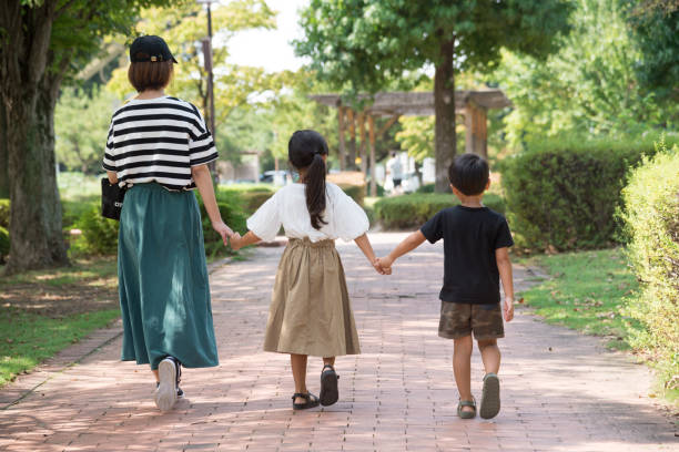 自然の中で手をつないで歩くアジアの親子 - 親子　日本人 ストックフォトと画像