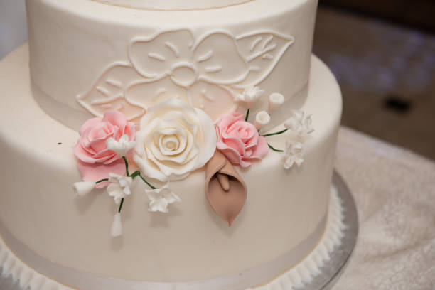 istock The bride's cake with white and pink roses at the wedding 1413002702