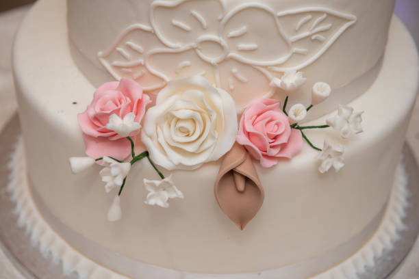 istock The bride's cake with white and pink roses at the wedding 1413002732