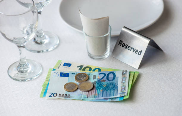 währung der europäischen union auf einem tisch mit quittungsschein, weingläsern, teller im restaurant in europa - european union currency order finance currency stock-fotos und bilder