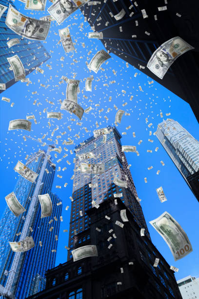 fare soldi e concetto di prosperità di caduta di denaro dal cielo alla città - currency us paper currency falling flying foto e immagini stock