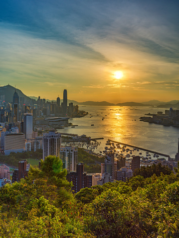 Viewed from Braemar Hill, the sun just falls on Victoria Harbour in the middle of Central and Tsim Sha Tsui.