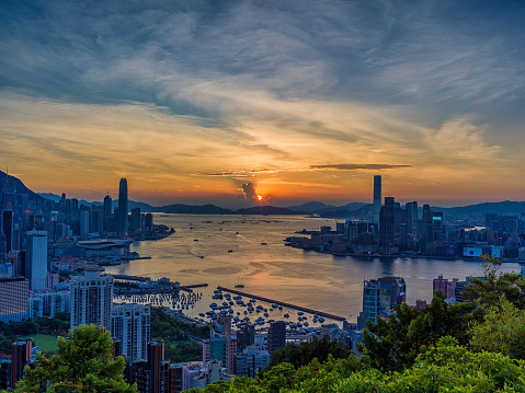 Viewed from Braemar Hill, the sun just falls on Victoria Harbour in the middle of Central and Tsim Sha Tsui.