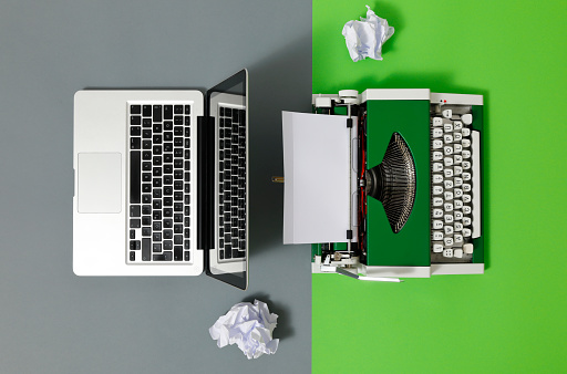 Digital und analog – Laptop and 70s Typewriter