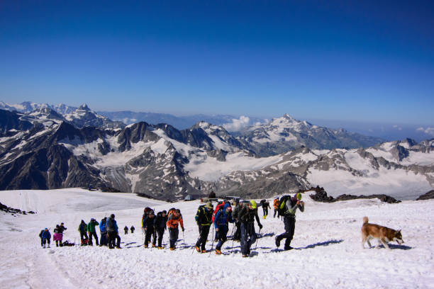 Mountaineers on mount Elbrus - the highest mountain in europe - fotografia de stock
