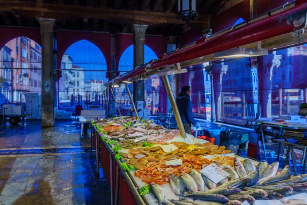rialtomarkt, in venedig - venice italy italy rialto bridge italian culture stock-fotos und bilder