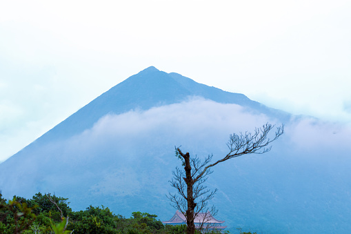 A band of white clouds surround the lantau peak.