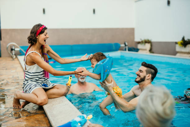 saltar en el tiempo de la piscina no se detiene con un niño de dos años - 2 3 years children only group of people enjoyment fotografías e imágenes de stock