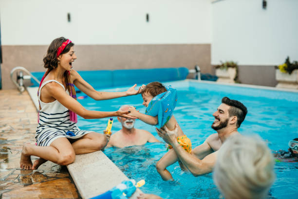 pular na piscina não para com um menino de dois anos. - 2 3 years children only group of people enjoyment - fotografias e filmes do acervo