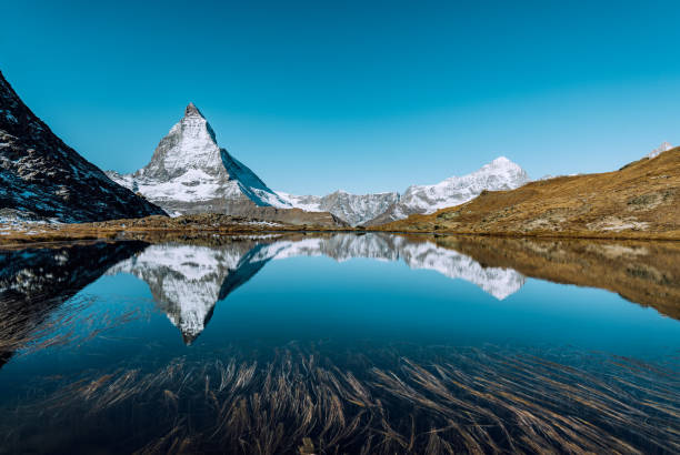 vista del cervino, alpes suizos, valais, suiza con lago de montaña - matterhorn swiss culture european alps mountain fotografías e imágenes de stock