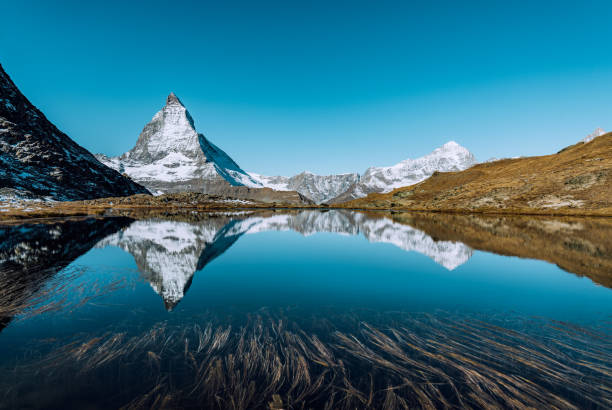 vista do matterhorn, alpes suíços, valais, suíça com lago de montanha - mountain swiss culture european alps snow - fotografias e filmes do acervo