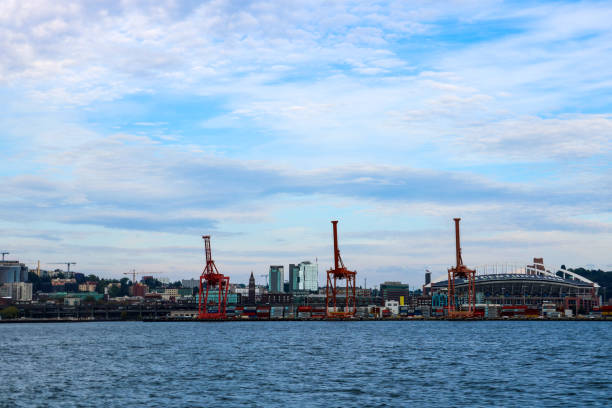 port of seattle at sunset with cargo cranes and centurylink field. - seattle sounders fc 個照片及圖片檔