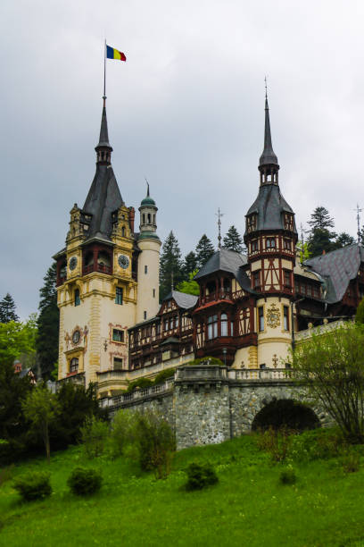 castelo de peles na região de muntenia, romênia. - sinaia - fotografias e filmes do acervo