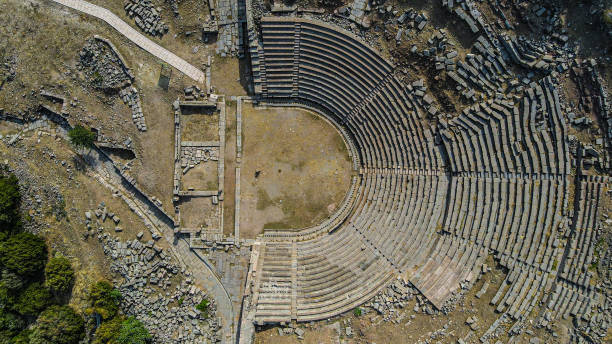 fotografia aérea antiga vista da cidade, cidade histórica antiga, teatro antigo, cidade de assos, vista da cidade de assos - çanakkale city - fotografias e filmes do acervo