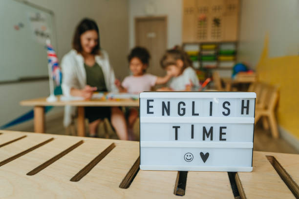 小学校・幼稚園での英語レッスン - engraving women engraved image british culture ストックフォトと画像