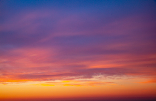 Vista panorámica del cielo nublado durante la puesta del sol photo